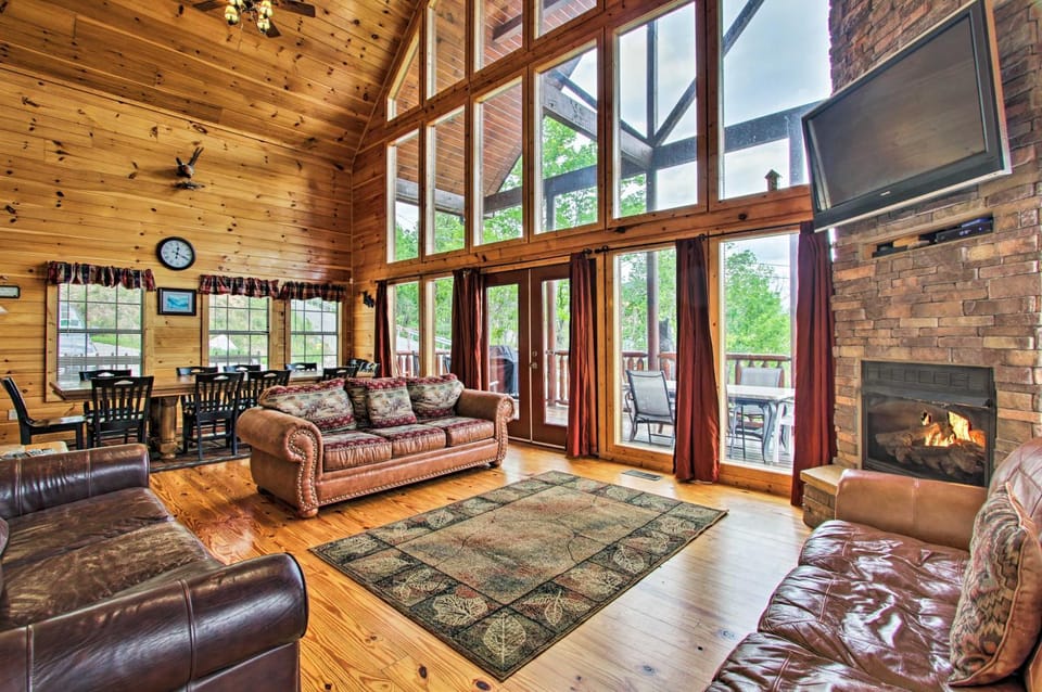Expansive Gatlinburg Cabin Hot Tub, Deck and Grill! Cabin in Gatlinburg