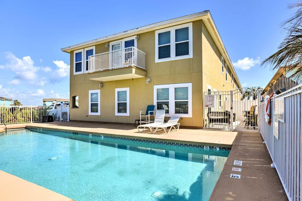 Waterfront Corpus Christi Townhome w/ Pool & Dock! House in North Padre Island