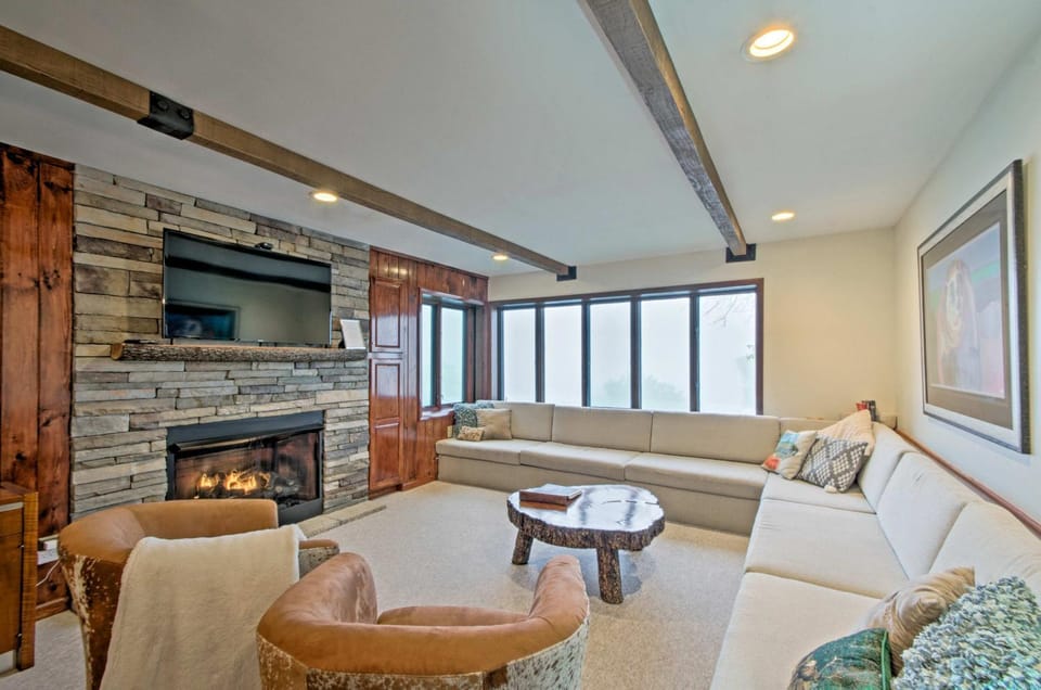 All-Season Base w/ Views in Beech Mountain! House in Beech Mountain