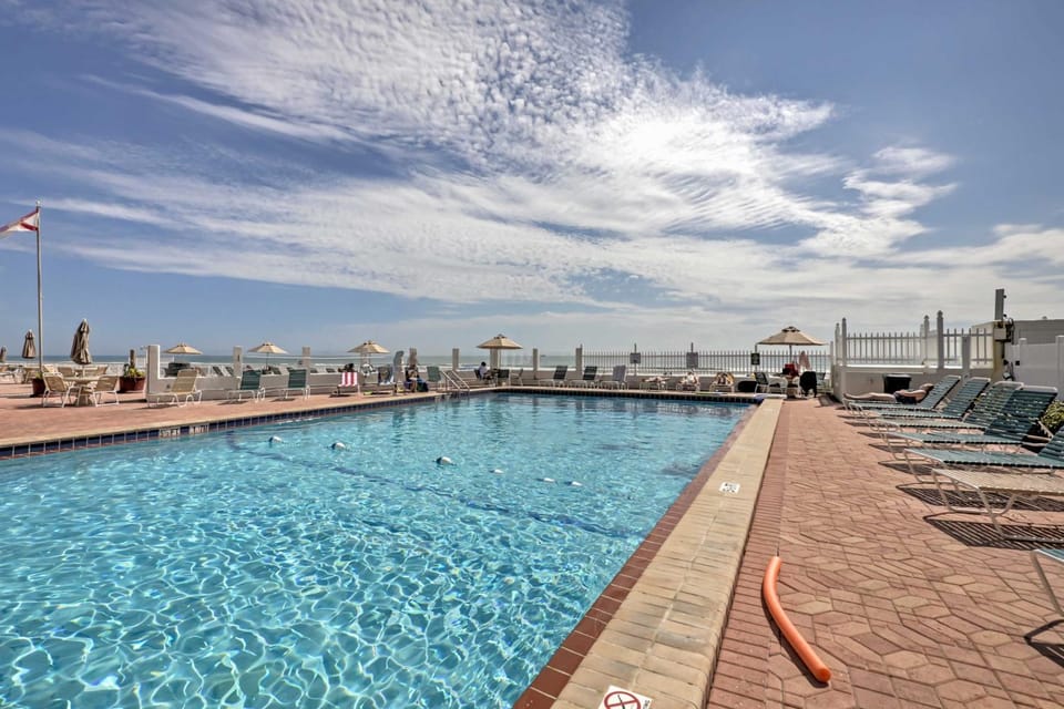 Daytona Beach Studio w/ Oceanfront Balcony & Pool! Apartment in Florida