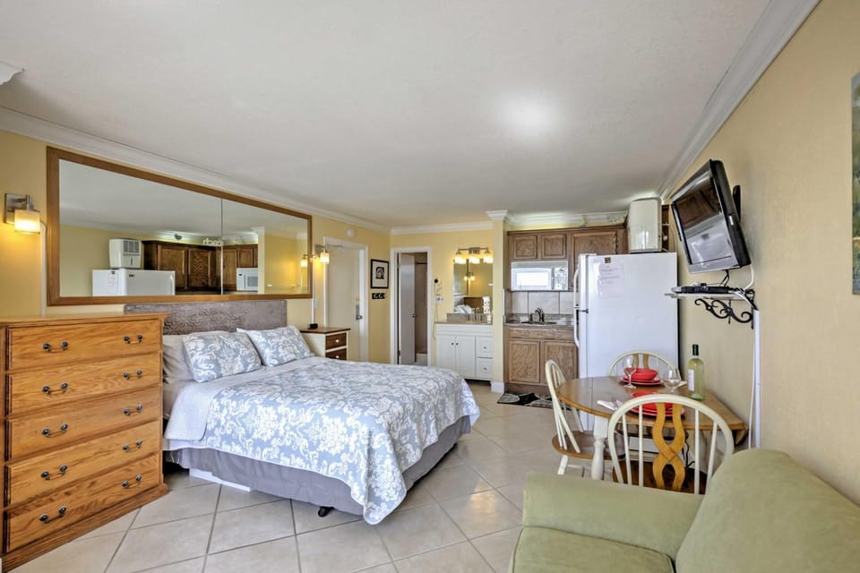 Daytona Beach Studio w/ Oceanfront Balcony & Pool! Apartment in Florida