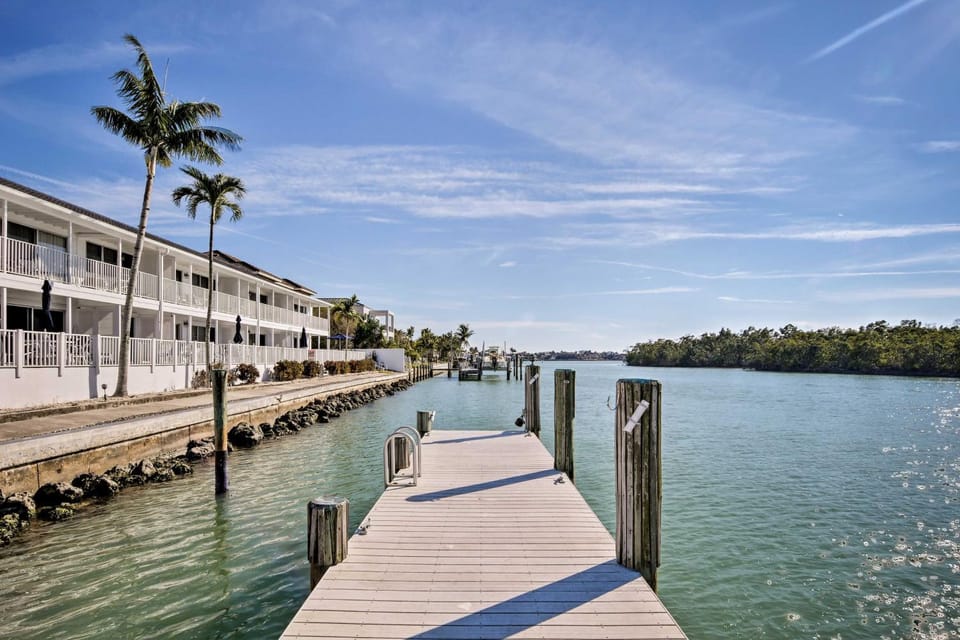 Waterfront Sunset Suite: Dolphins, Docks & Pool! House in Marco Island