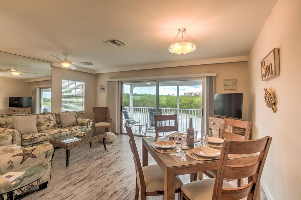 Waterfront Sunset Suite: Dolphins, Docks & Pool! House in Marco Island