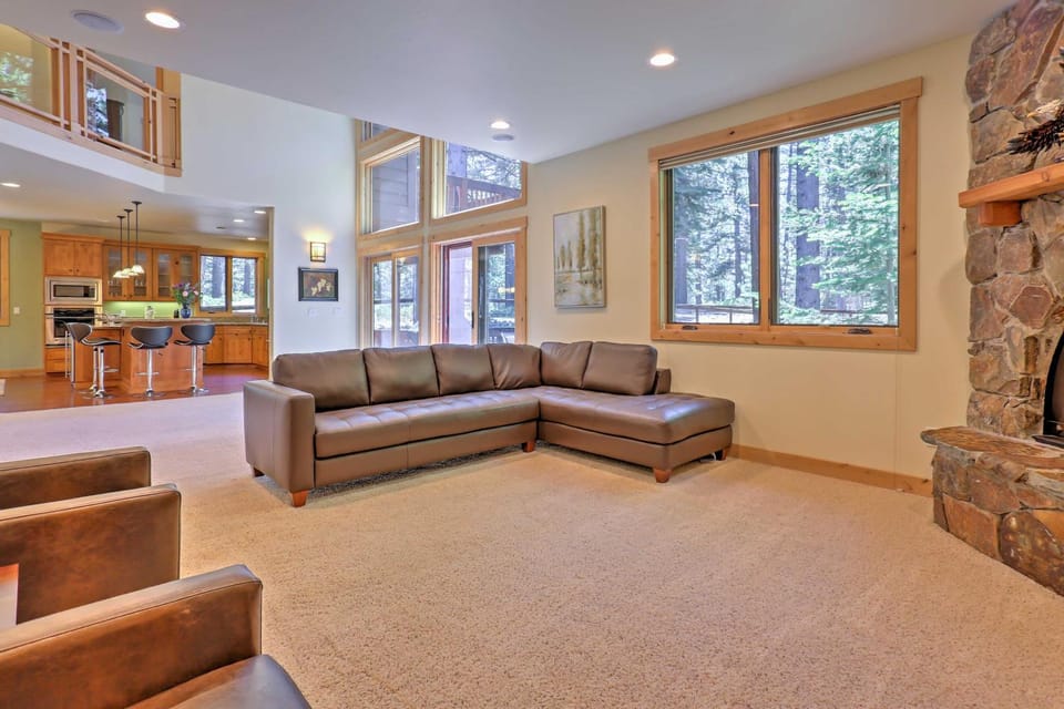 Close to Slopes: Forest-View Gem in Lake Tahoe House in South Lake Tahoe