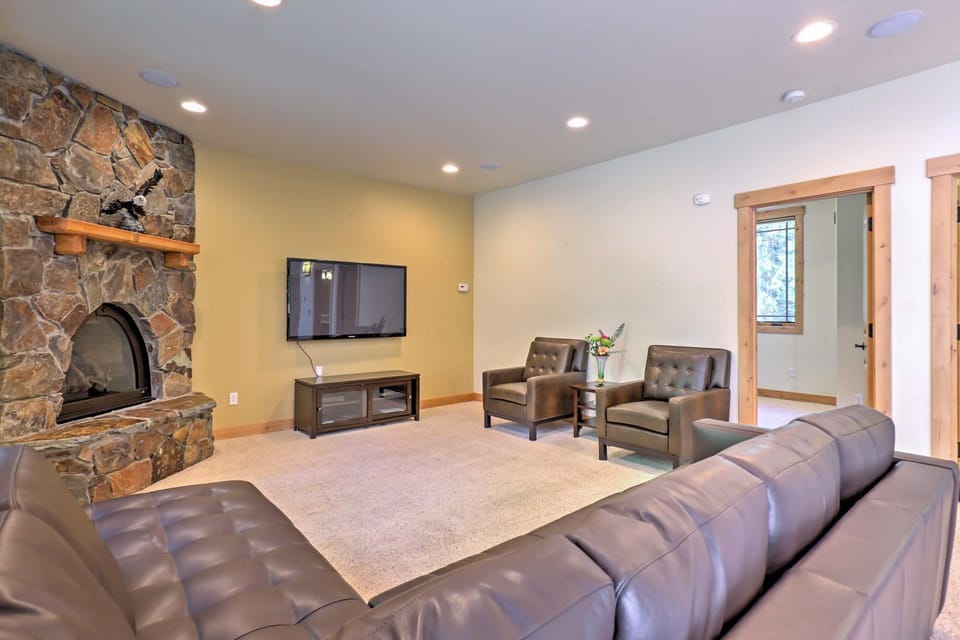 Close to Slopes: Forest-View Gem in Lake Tahoe House in South Lake Tahoe