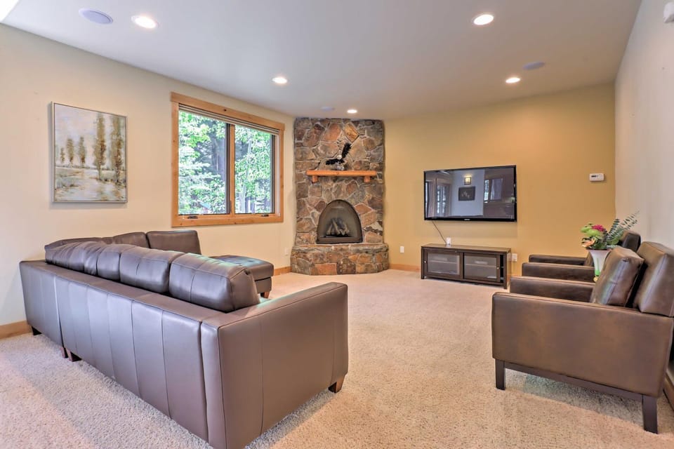 Close to Slopes: Forest-View Gem in Lake Tahoe House in South Lake Tahoe