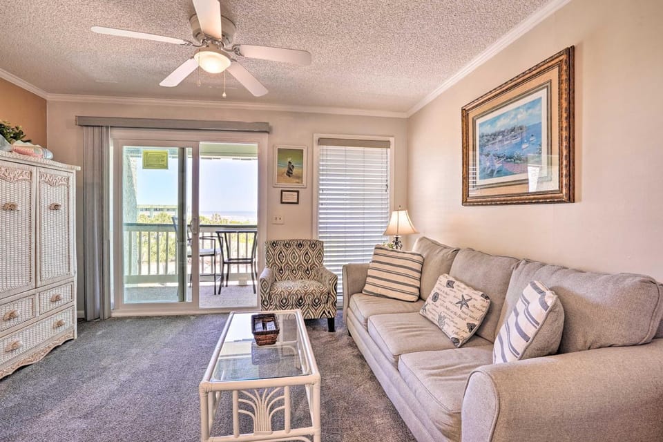 Beachfront Isle of Palms Condo w/ Balcony & Pool! House in Isle of Palms