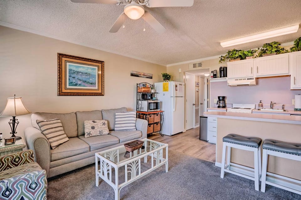 Beachfront Isle of Palms Condo w/ Balcony & Pool! House in Isle of Palms