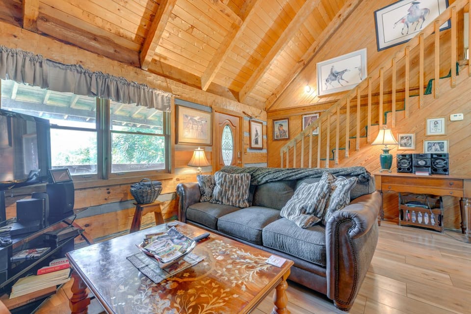 Gatlinburg Smoky Mountain Cabin ~ 1 Mi to Park! Cabin in Gatlinburg