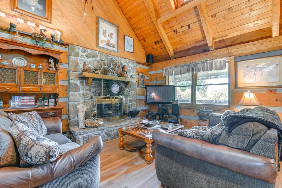 Gatlinburg Smoky Mountain Cabin ~ 1 Mi to Park! Cabin in Gatlinburg