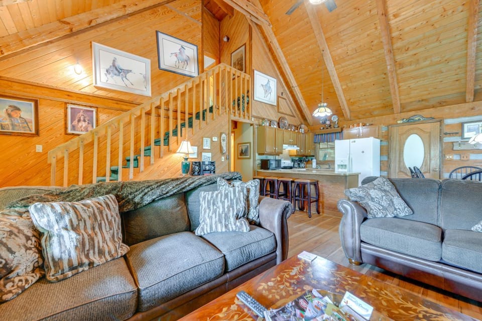 Gatlinburg Smoky Mountain Cabin ~ 1 Mi to Park! Cabin in Gatlinburg