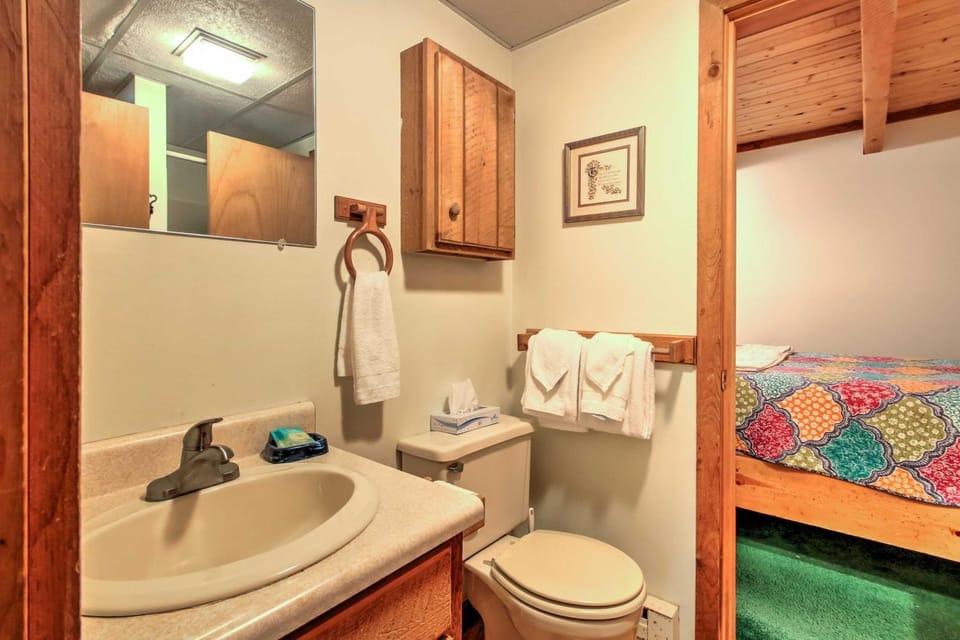 Cozy Bartlett Townhome < 3 Mi to Attitash Mountain House in Bartlett