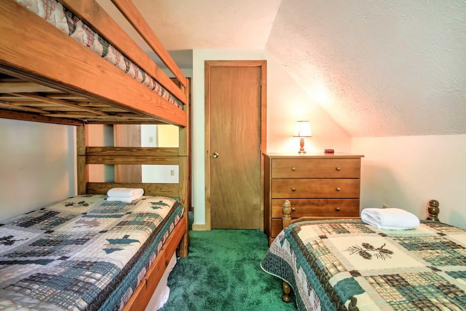 Cozy Bartlett Townhome < 3 Mi to Attitash Mountain House in Bartlett