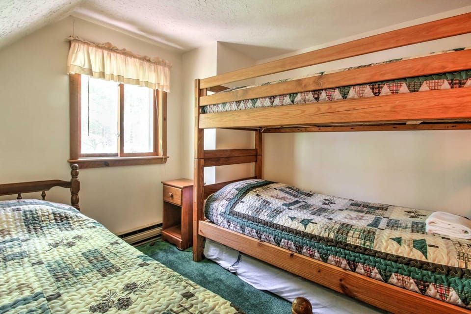 Cozy Bartlett Townhome < 3 Mi to Attitash Mountain House in Bartlett