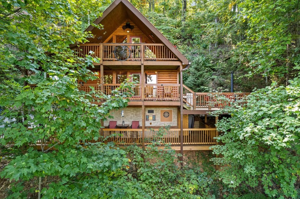 Bear Mountain Chalet in the Woods w/ Hot Tub House in Gatlinburg