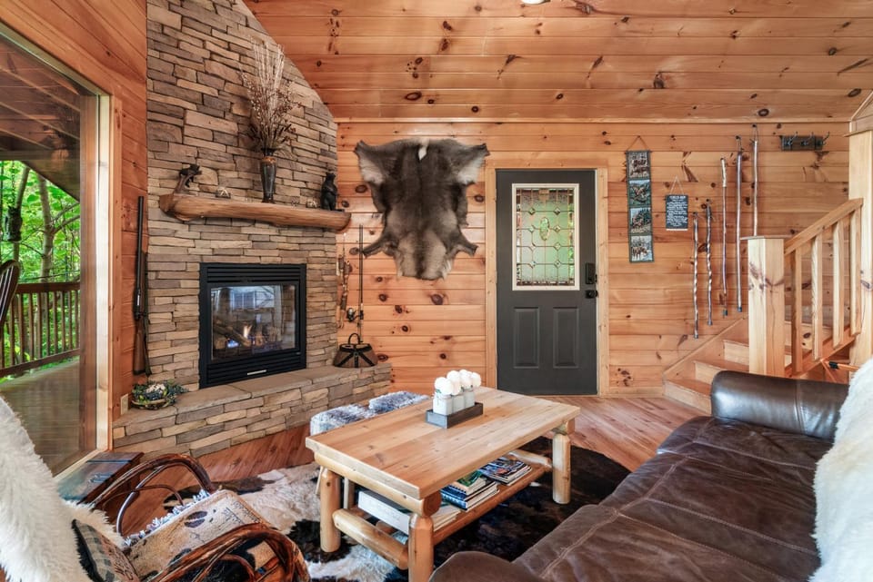 Bear Mountain Chalet in the Woods w/ Hot Tub House in Gatlinburg