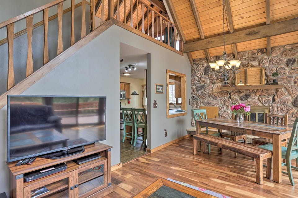 Casa con Vista: Sturgis Rally Home w/ 2-Level Deck House in North Lawrence