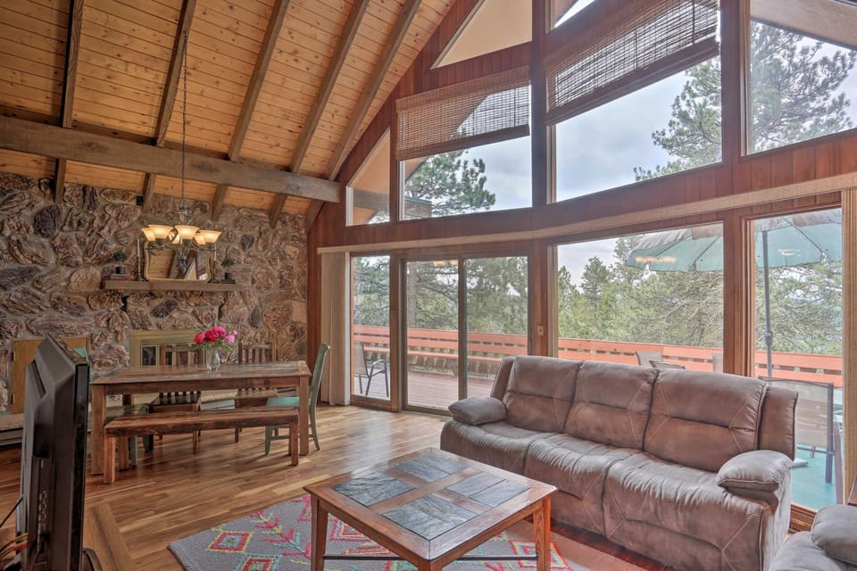 Casa con Vista: Sturgis Rally Home w/ 2-Level Deck House in North Lawrence