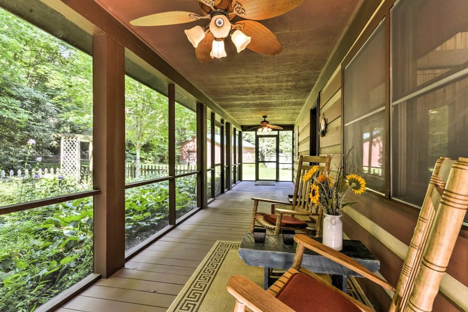 Black Mountain Cabin w/ Screened Porch + Views! Cabin in Buncombe County