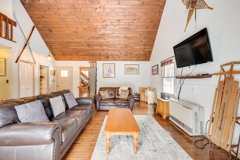 Rustic Intervale Hideaway w/ Deck & Wooded Views! House in Bartlett