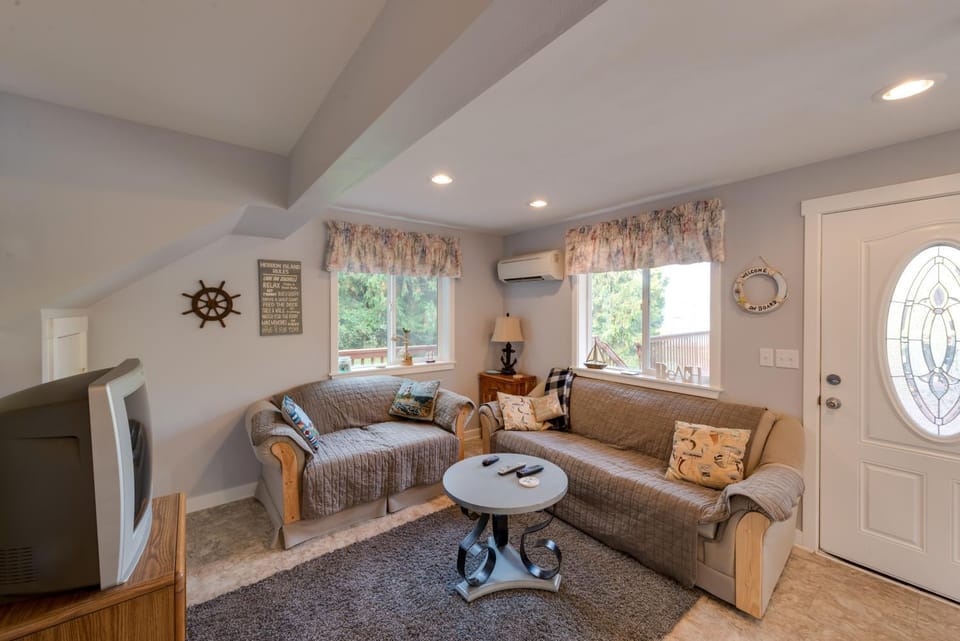 Herron Island Cabin with Deck Walk to Beach! Cabin in Herron Island