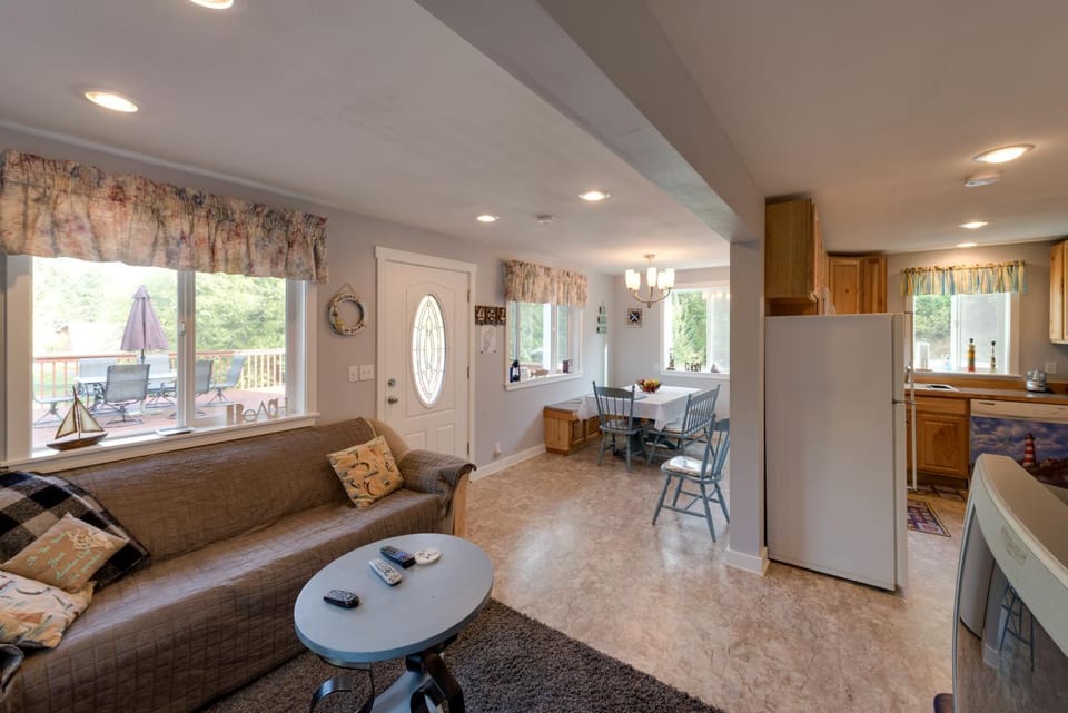 Herron Island Cabin with Deck Walk to Beach! Cabin in Herron Island