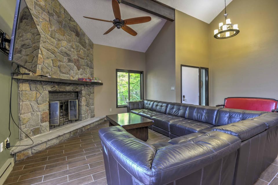 Hot Tub & Fire Pit: Waterfront Lake Harmony Home House in Kidder Township