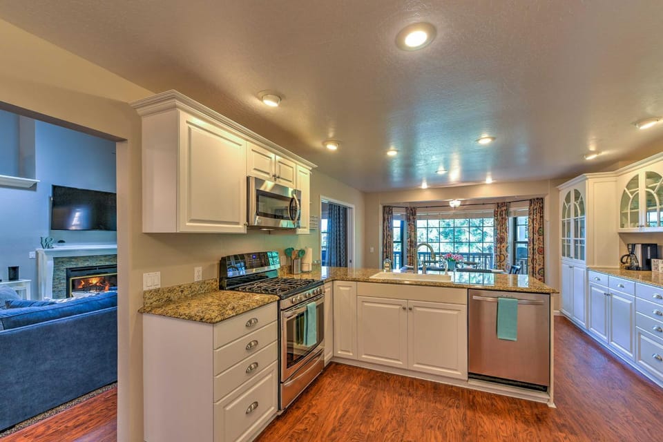 Upscale Flagstaff Home w/ Hot Tub & Mountain Views House in Flagstaff