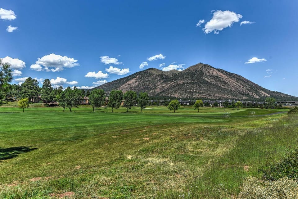 Upscale Flagstaff Home w/ Hot Tub & Mountain Views House in Flagstaff