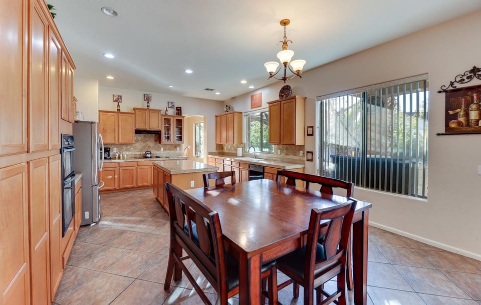 Stunning Pool & Patio: Spacious Chandler Oasis! House in Chandler
