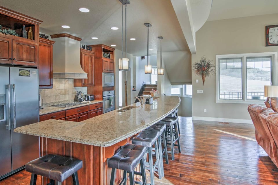 'Bella Greens' Spacious Sturgis Rally Home w/ Deck House in North Lawrence