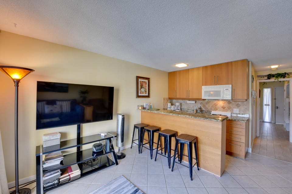 Community Pool & Bikes: Hilton Head Family Condo House in Hilton Head Island