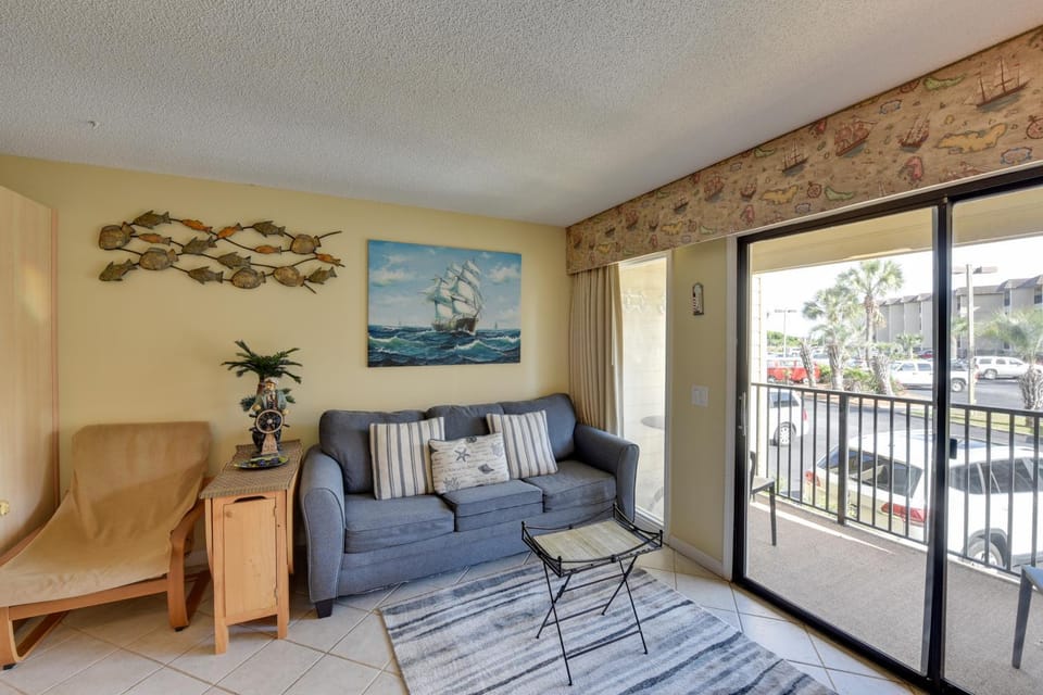Community Pool & Bikes: Hilton Head Family Condo House in Hilton Head Island