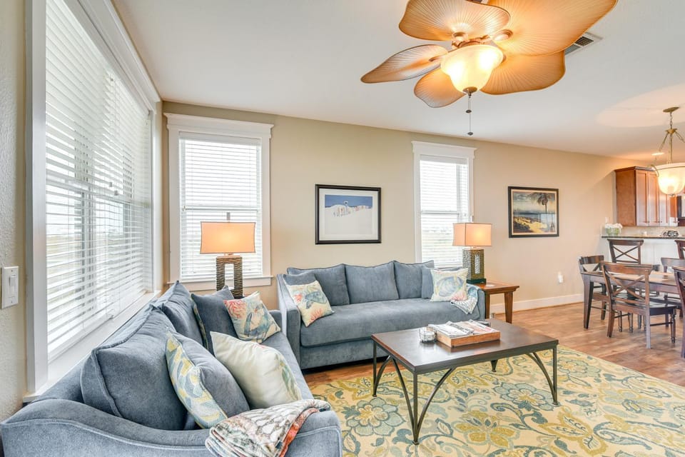 Beach Days & Resort-Style Fun! Galveston Retreat House in Galveston Island