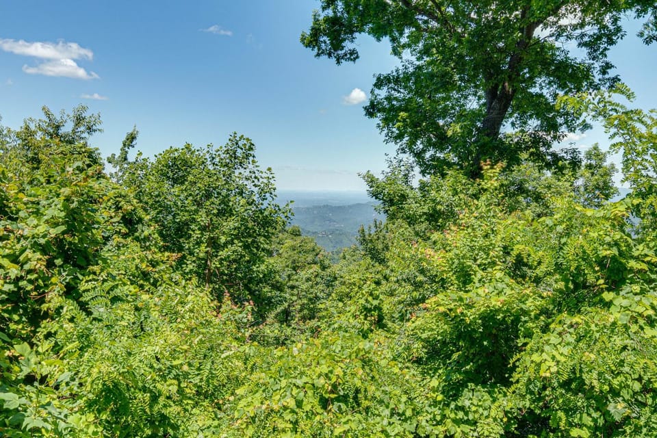 2 Mi to Ober Mtn: Hot Tub & Deck at Cozy Cabin! Cabin in Gatlinburg