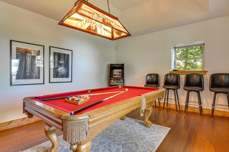 2 Mi to Ober Mtn: Hot Tub & Deck at Cozy Cabin! Cabin in Gatlinburg