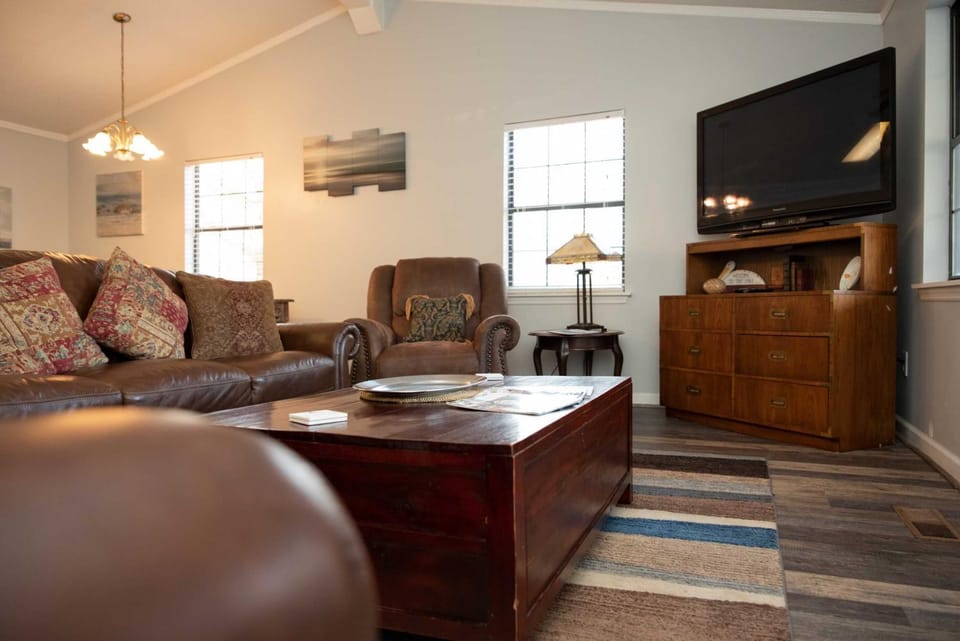 Lakefront Cottage w/ Private Hot Tub! House in South Carolina