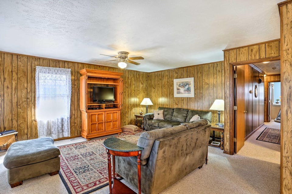 Lake Waccamaw Home w/ Fenced Yard & Shared Pier! House in South Carolina