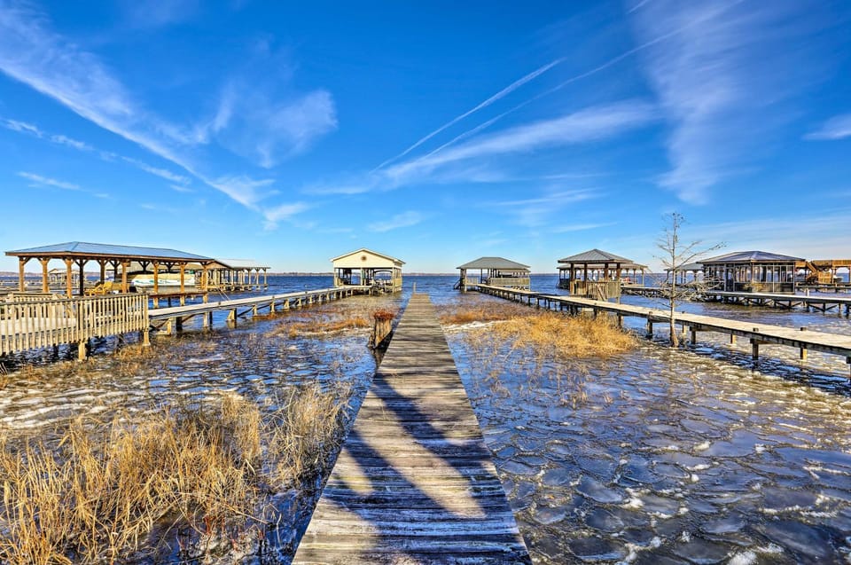 Lake Waccamaw Home w/ Fenced Yard & Shared Pier! House in South Carolina