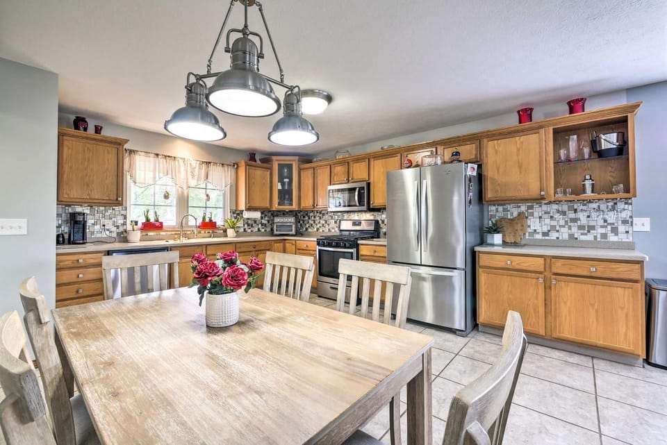 Large Cleveland Home with Fire Pit and Backyard! House in Brook Park