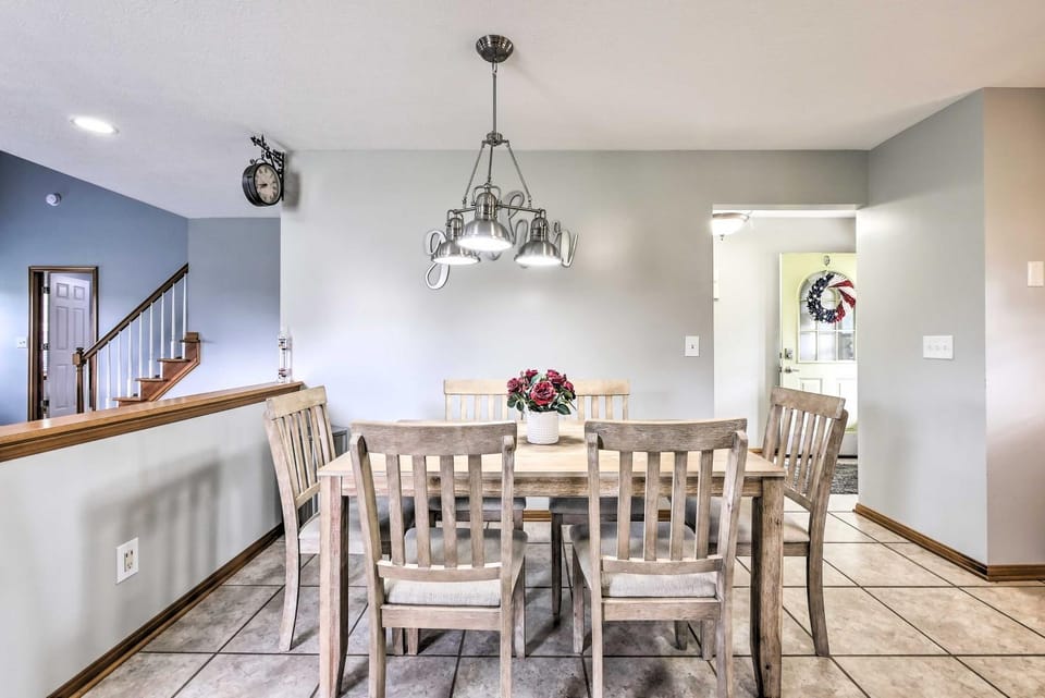 Large Cleveland Home with Fire Pit and Backyard! House in Brook Park