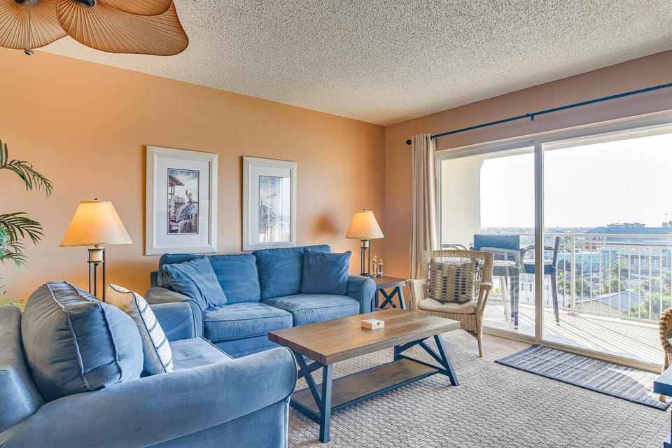 Waterfront Condo w/ Patio & Pool on Madeira Beach! House in Madeira Beach
