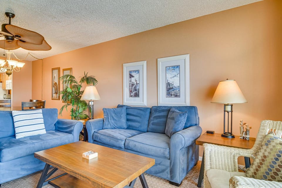 Waterfront Condo w/ Patio & Pool on Madeira Beach! House in Madeira Beach