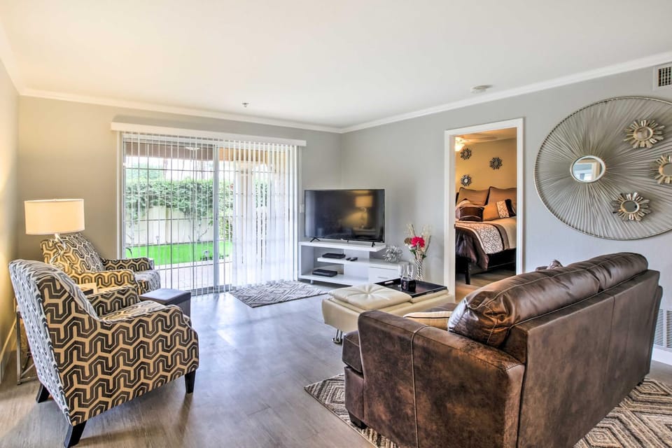 Pool and Hot Tub Access Modern Palm Springs Condo Apartment in Cathedral City