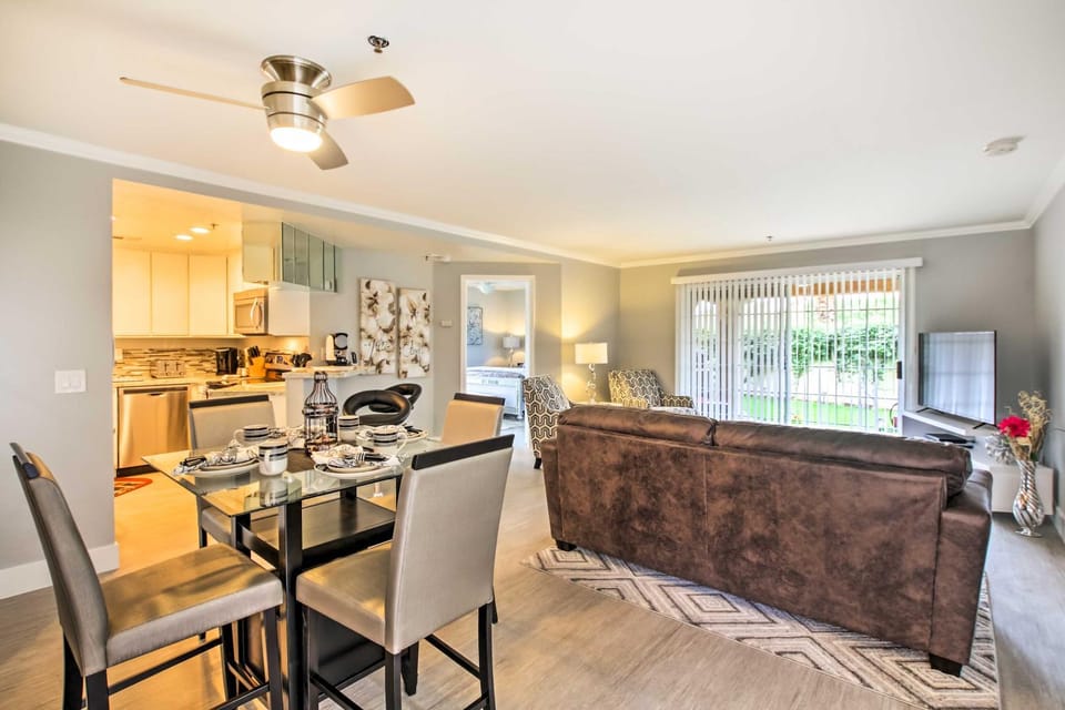 Pool and Hot Tub Access Modern Palm Springs Condo Apartment in Cathedral City