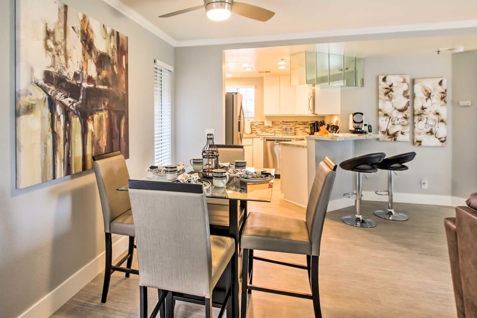 Pool and Hot Tub Access Modern Palm Springs Condo Apartment in Cathedral City