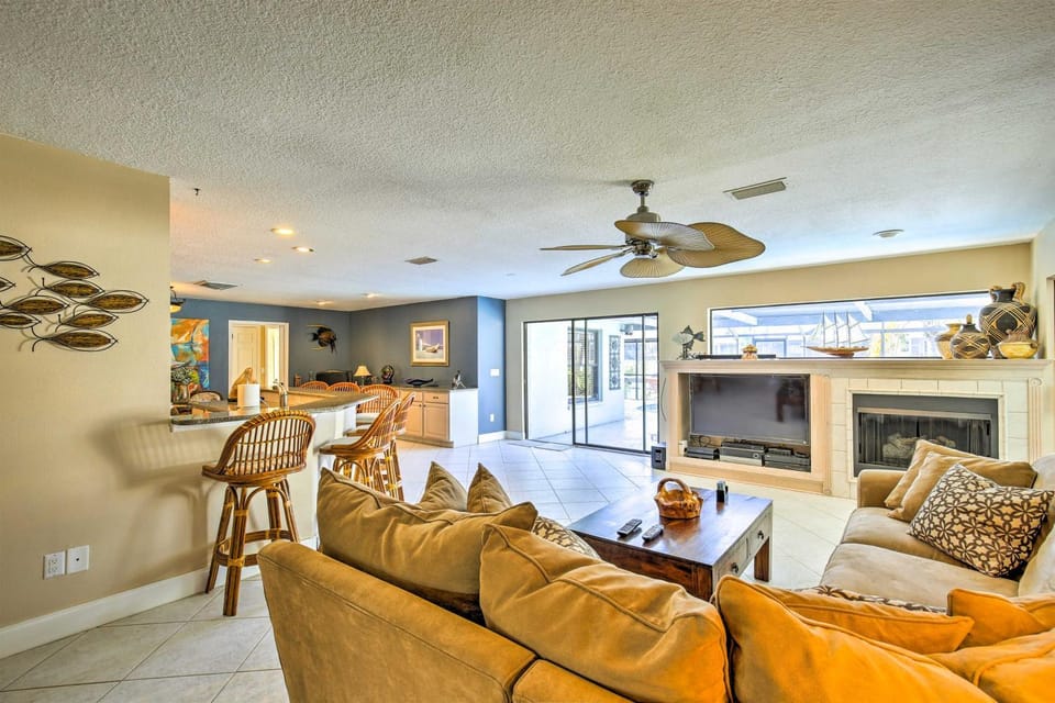 Solar-Heated Pool! Tropical Apollo Beach Hideaway House in Apollo Beach