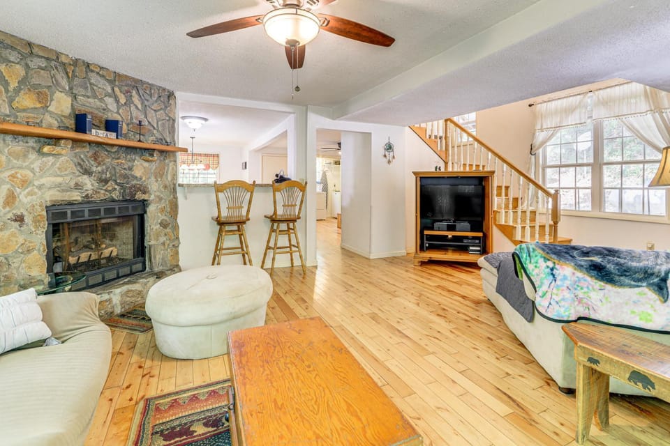 Bryson City Cottage w/ Hot Tub & Waterfall Views! House in Swain County