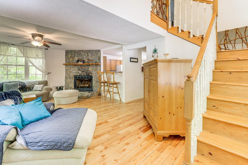 Bryson City Cottage w/ Hot Tub & Waterfall Views! House in Swain County