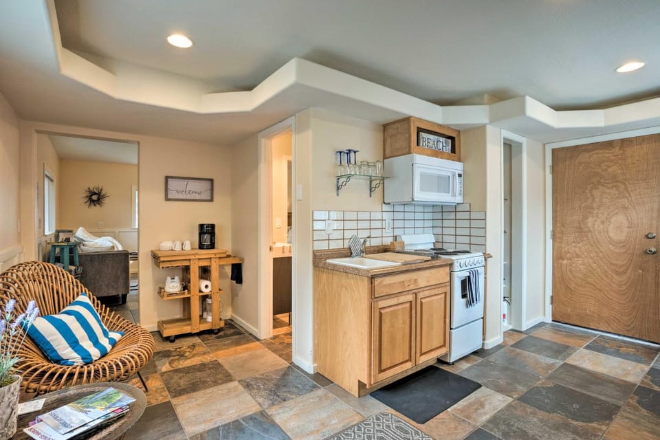 Brookings Vacation Rental Studio - Walk to Town! Apartment in Brookings